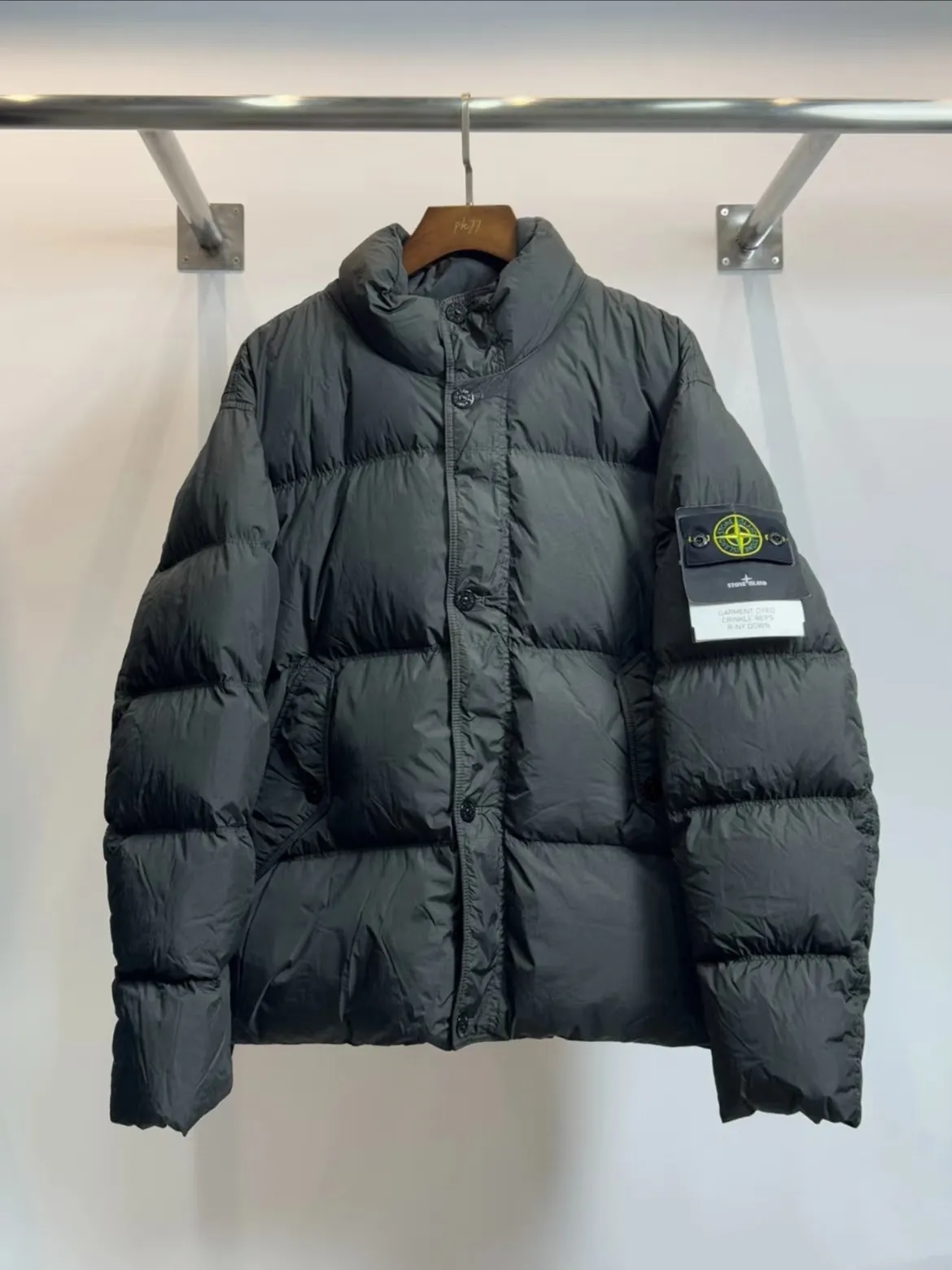P390 STONE·ISLANDS Stone Island ISLANDS Side Badge Ghost Island Cotton Clothes # Purchasing on behalf of others Original development 1:1 reproduction - QR code information sticker analysis, QR code direct access to Safani official website! A full set of packaging accessories, elevators, main labels, and washing label QR codes are also supported~ -Color: black khaki gray -Size: S-XXL -The workmanship is very particular, the processing technology is extremely complex, the three fabric cuts are neatly spliced and aligned, the whole garment has precise wiring density, YKK custom-made zipper pockets, all hardware is custom-made from molds, double pocket design, perfect for daily needs, side labels classic Stone.Island detachable medals, precise button alignment, and self-observant quality control of details --This brand that others are playing with fashion, but he only focuses on researching fabrics, is Stone Island. - Many people think that Stone Island is a trendy brand, but in fact it is an outdoor functional brand that is always keen on playing with technology and specializes in fabrics. Even if it co-brands with top trendy brands, it has not been overshadowed. Instead, it has perfectly used its unique fabric technology in the joint brand, so that the joint products have functionality and practicality in addition to the value of the logo.